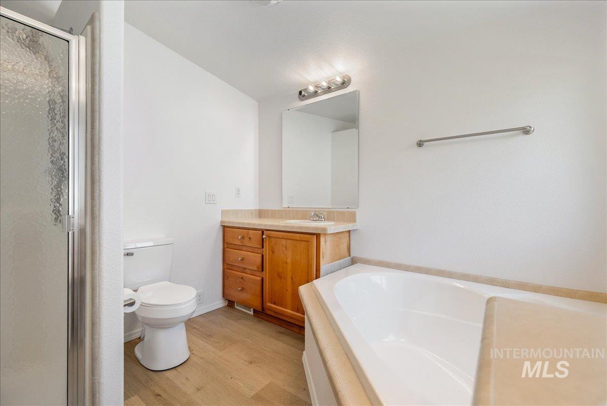 421 S Curtis Rd #122, Boise, Idaho 83705, 3 Bedrooms, 2 Bathrooms, Residential For Sale, Price $285,000,MLS 98985600