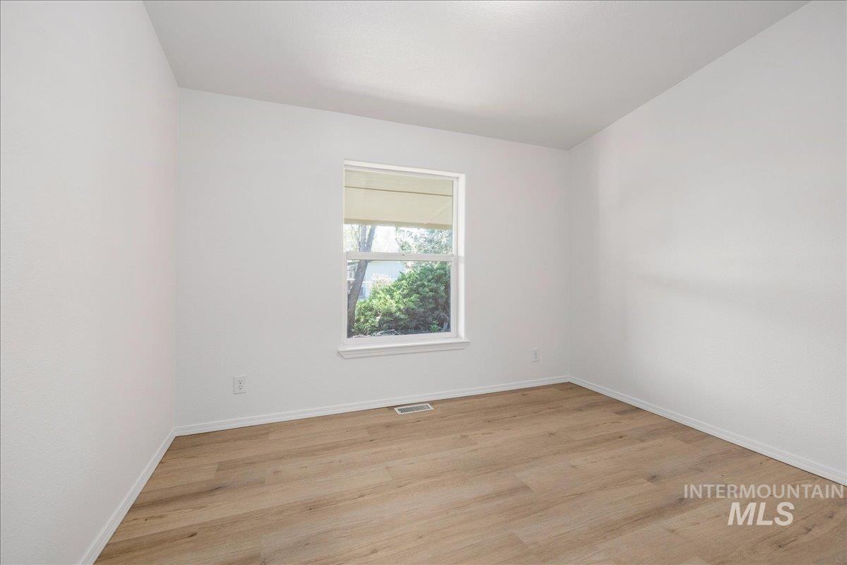 421 S Curtis Rd #122, Boise, Idaho 83705, 3 Bedrooms, 2 Bathrooms, Residential For Sale, Price $285,000,MLS 98985600