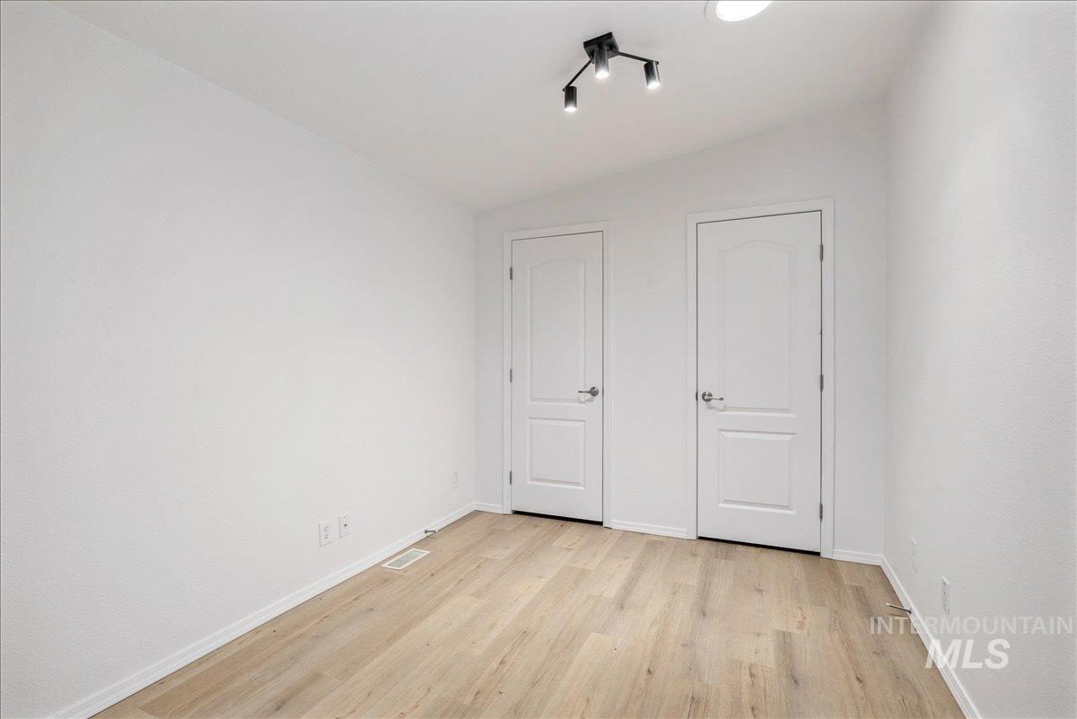 421 S Curtis Rd #122, Boise, Idaho 83705, 3 Bedrooms, 2 Bathrooms, Residential For Sale, Price $285,000,MLS 98985600