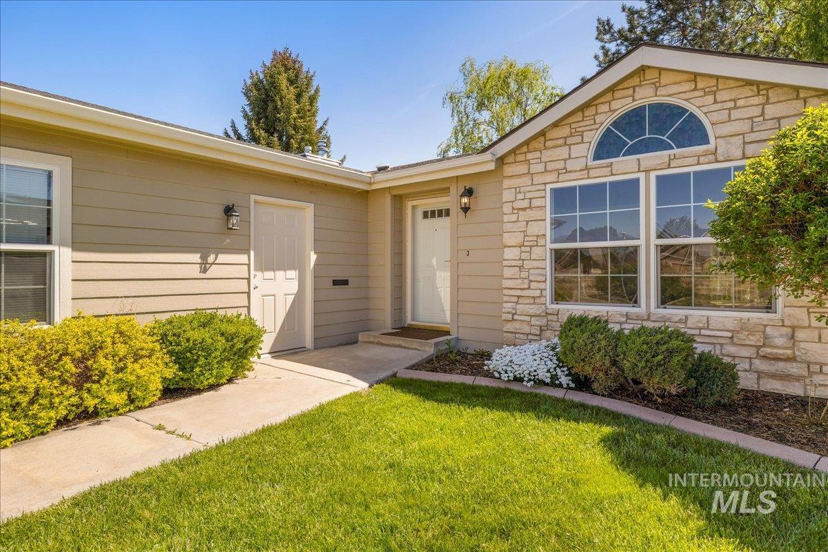 421 S Curtis Rd #122, Boise, Idaho 83705, 3 Bedrooms, 2 Bathrooms, Residential For Sale, Price $285,000,MLS 98985600