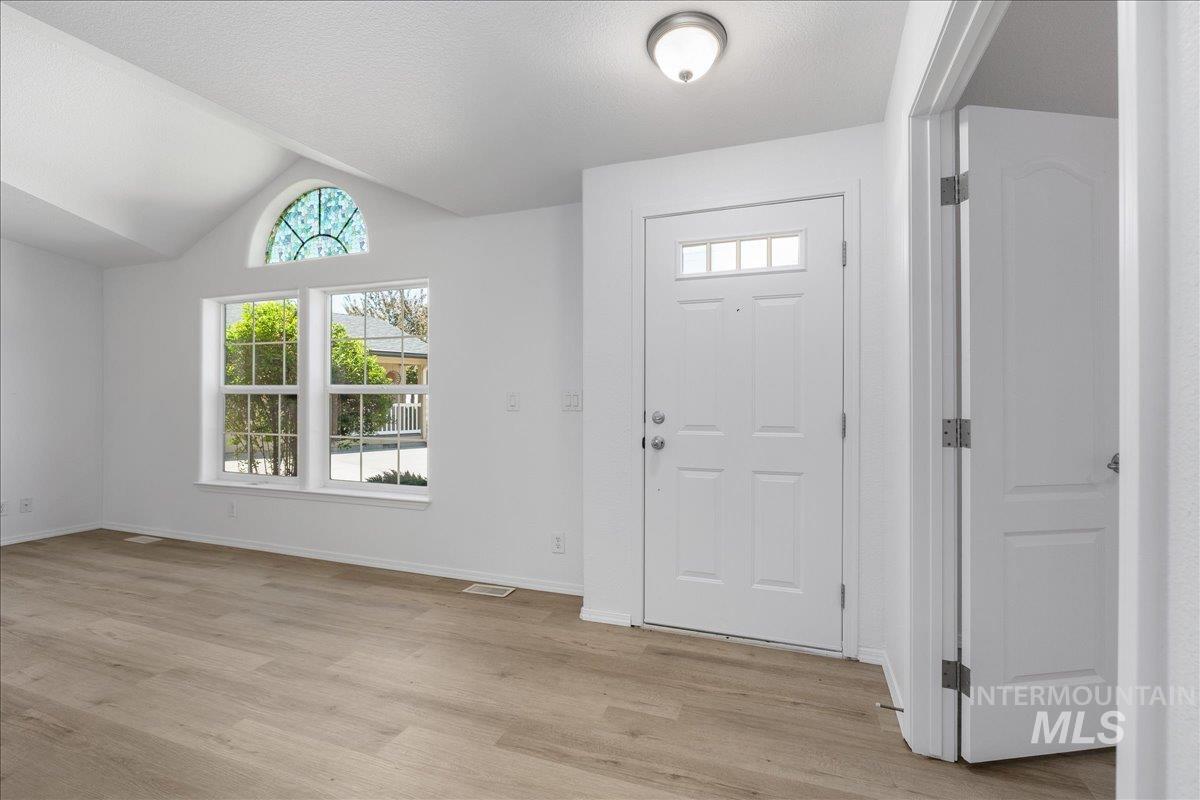 421 S Curtis Rd #122, Boise, Idaho 83705, 3 Bedrooms, 2 Bathrooms, Residential For Sale, Price $285,000,MLS 98985600