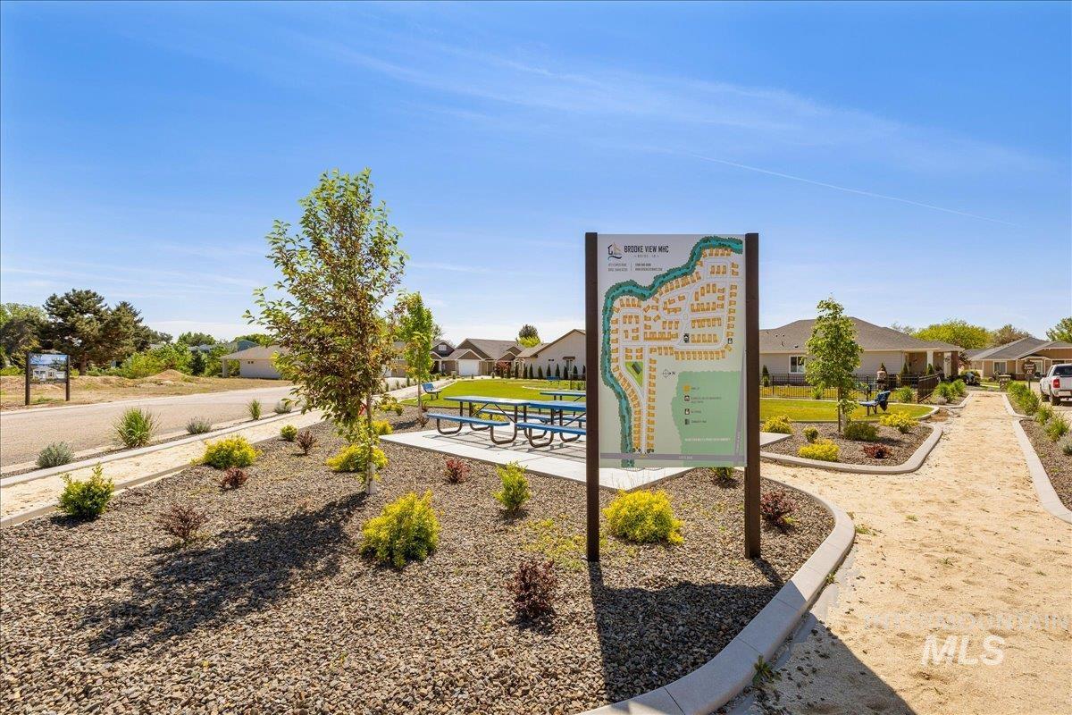 421 S Curtis Rd #122, Boise, Idaho 83705, 3 Bedrooms, 2 Bathrooms, Residential For Sale, Price $285,000,MLS 98985600