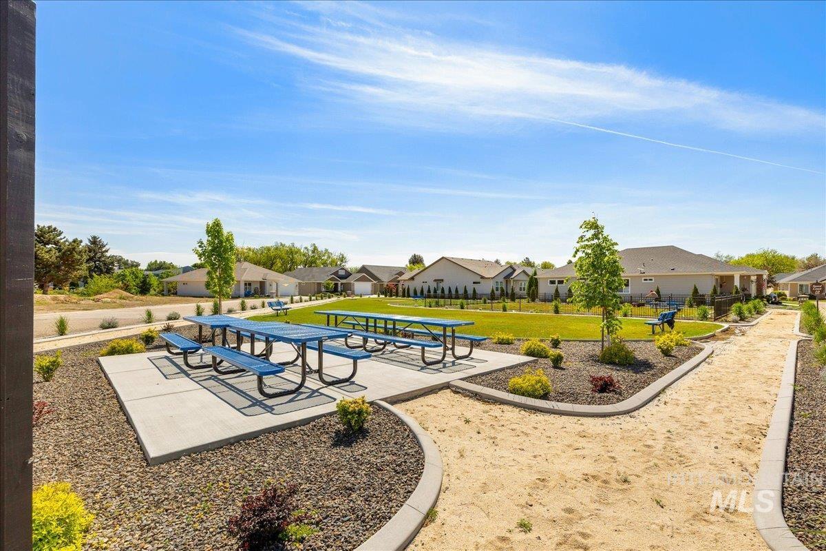 421 S Curtis Rd #122, Boise, Idaho 83705, 3 Bedrooms, 2 Bathrooms, Residential For Sale, Price $285,000,MLS 98985600