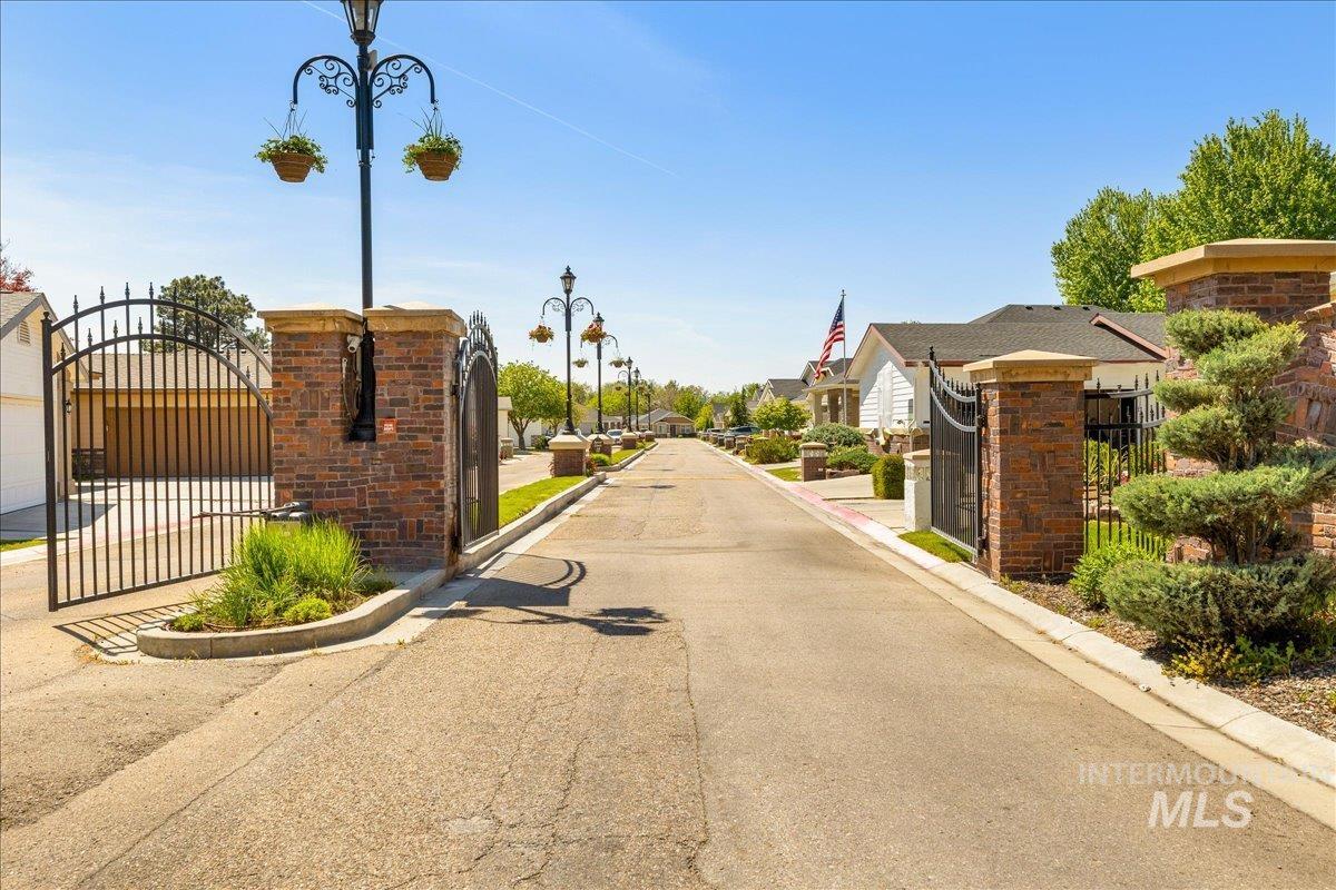 421 S Curtis Rd #122, Boise, Idaho 83705, 3 Bedrooms, 2 Bathrooms, Residential For Sale, Price $285,000,MLS 98985600