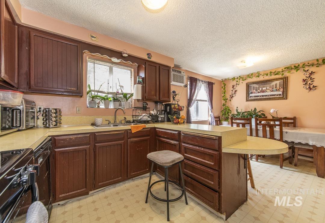 1820 Poplar St., Caldwell, Idaho 83605, 2 Bedrooms, 1 Bathroom, Residential Income For Sale, Price $549,900,MLS 98985603