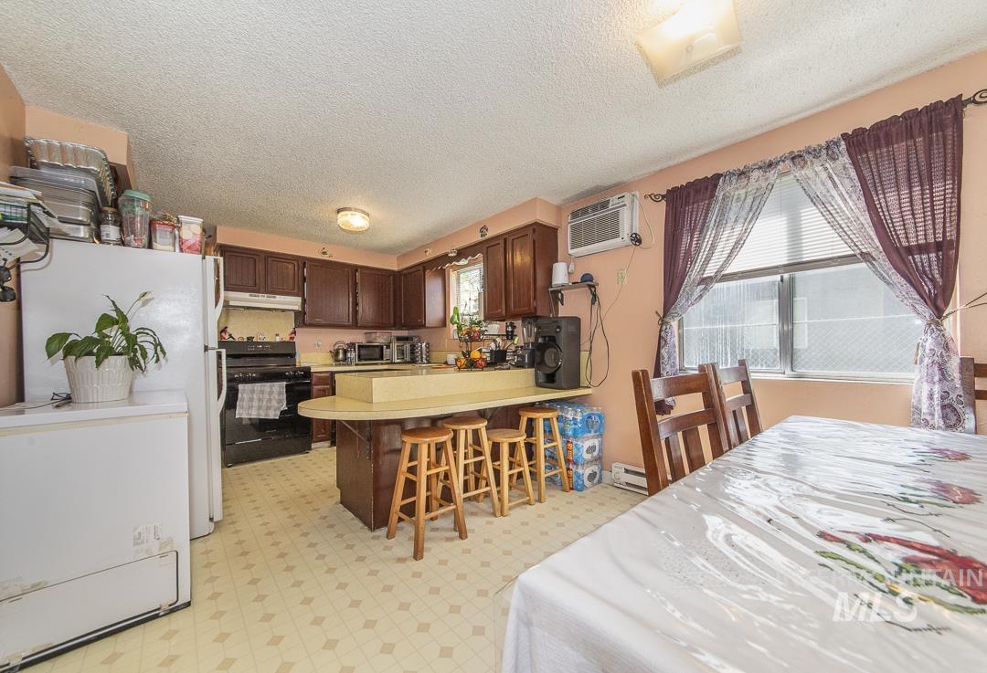 1820 Poplar St., Caldwell, Idaho 83605, 2 Bedrooms, 1 Bathroom, Residential Income For Sale, Price $549,900,MLS 98985603