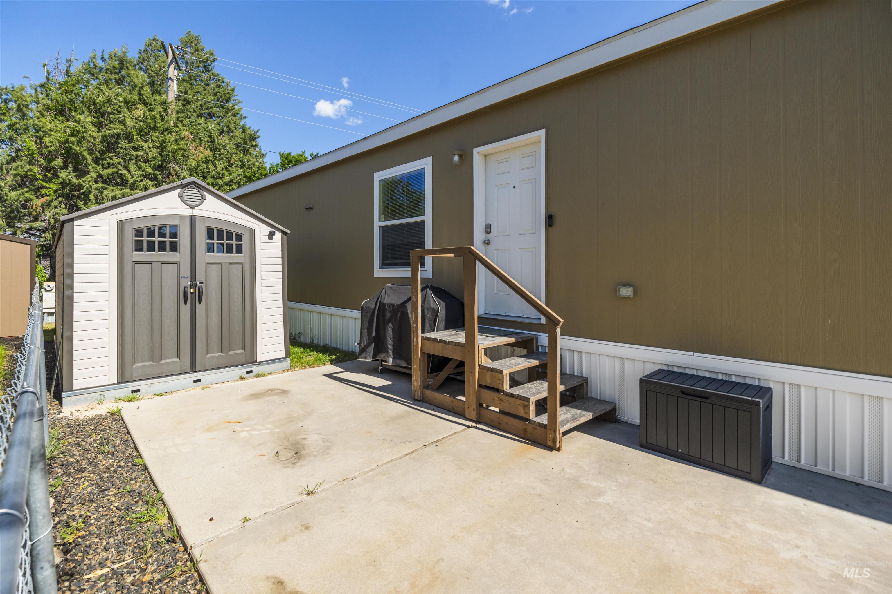 424 W cherry, Meridian, Idaho 83642, 3 Bedrooms, 2 Bathrooms, Residential For Sale, Price $114,900,MLS 98985606