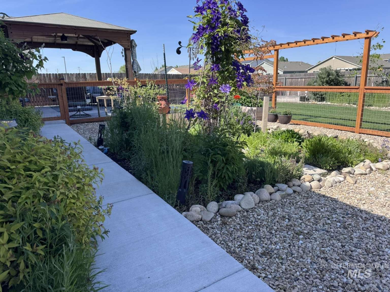 19576 Newhall Pl, Caldwell, Idaho 83605, 3 Bedrooms, 2 Bathrooms, Residential For Sale, Price $384,900,MLS 98985609