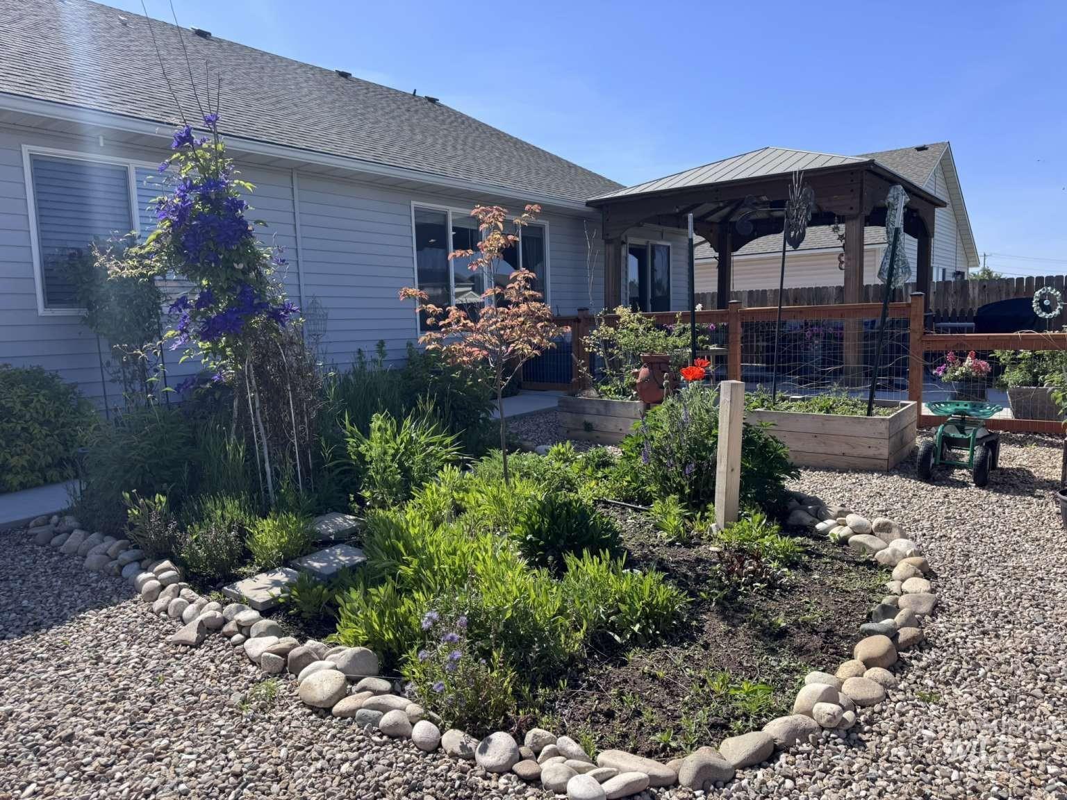 19576 Newhall Pl, Caldwell, Idaho 83605, 3 Bedrooms, 2 Bathrooms, Residential For Sale, Price $384,900,MLS 98985609