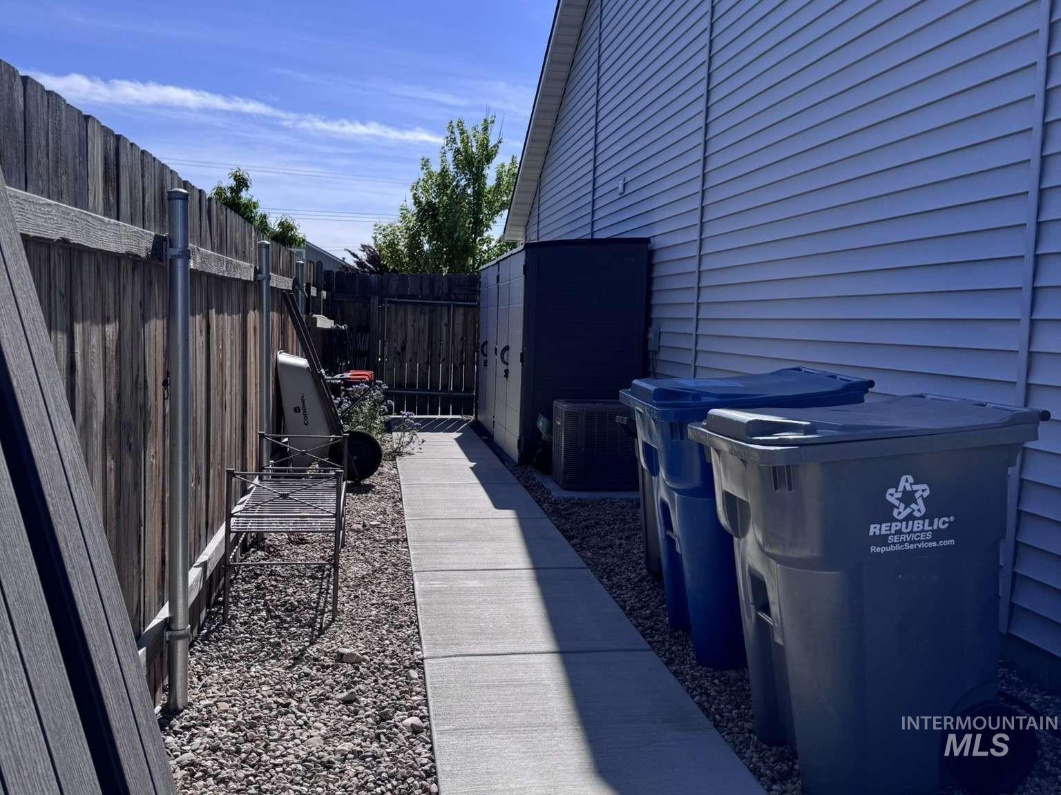 19576 Newhall Pl, Caldwell, Idaho 83605, 3 Bedrooms, 2 Bathrooms, Residential For Sale, Price $384,900,MLS 98985609