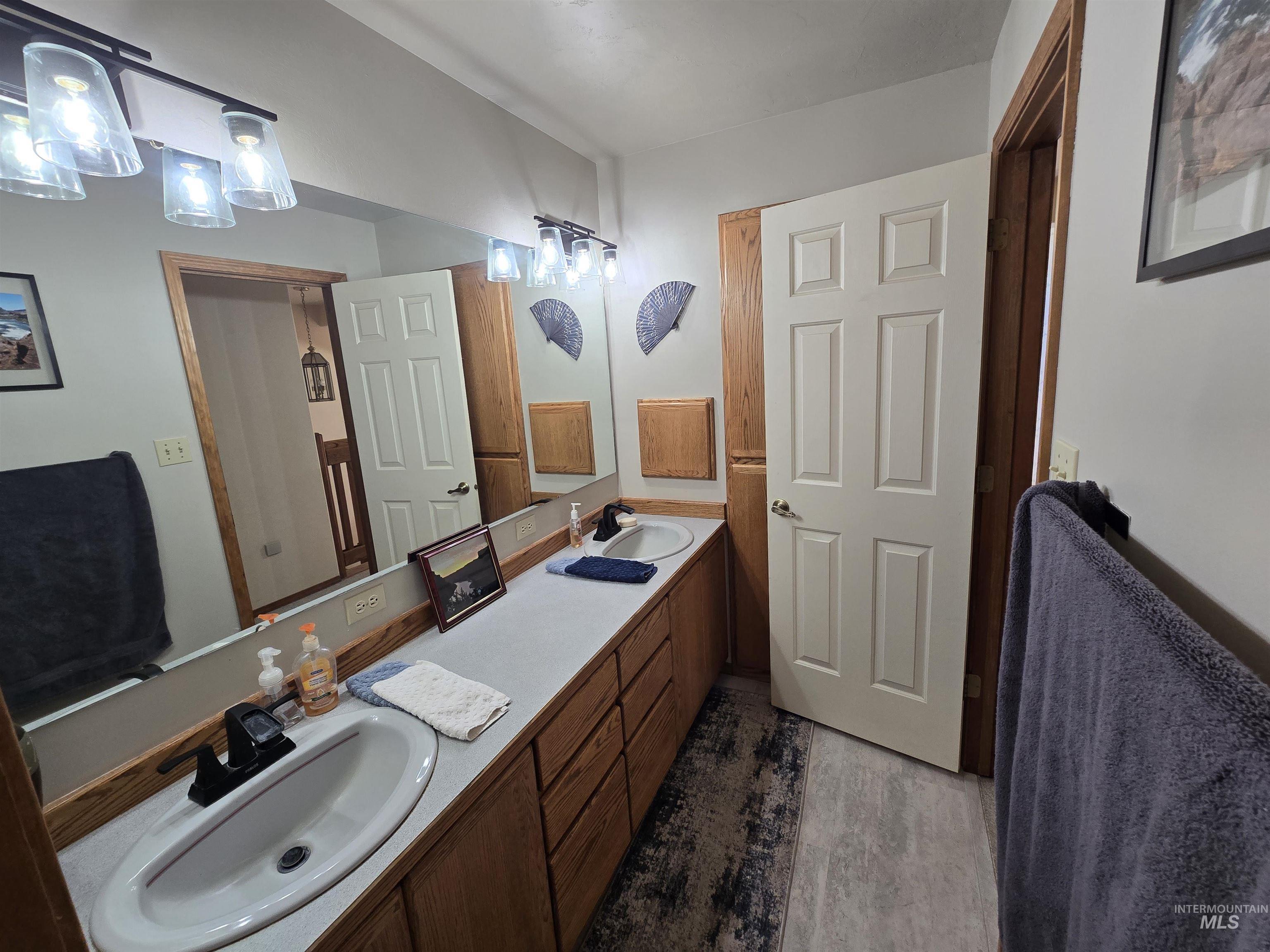 3228 Meadow Ridge Lane, Twin Falls, Idaho 83301, 5 Bedrooms, 3.5 Bathrooms, Residential For Sale, Price $825,000,MLS 98985613