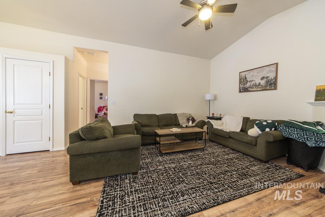 912 S Diamond St., Nampa, Idaho 83686, 2 Bedrooms, 2 Bathrooms, Residential For Sale, Price $299,900,MLS 98985622