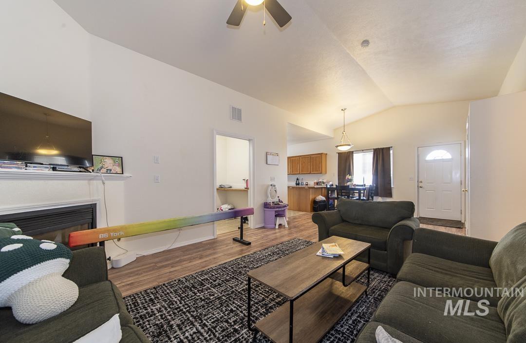 912 S Diamond St., Nampa, Idaho 83686, 2 Bedrooms, 2 Bathrooms, Residential For Sale, Price $299,900,MLS 98985622