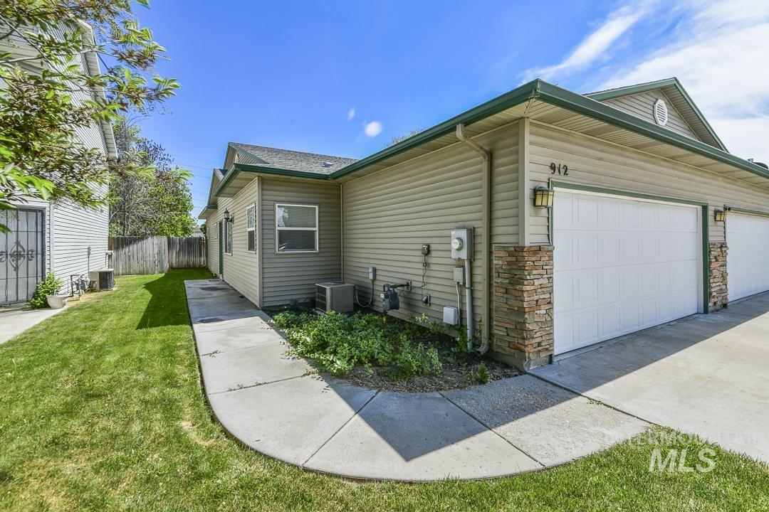 912 S Diamond St., Nampa, Idaho 83686, 2 Bedrooms, 2 Bathrooms, Residential Income For Sale, Price $299,900,MLS 98985625