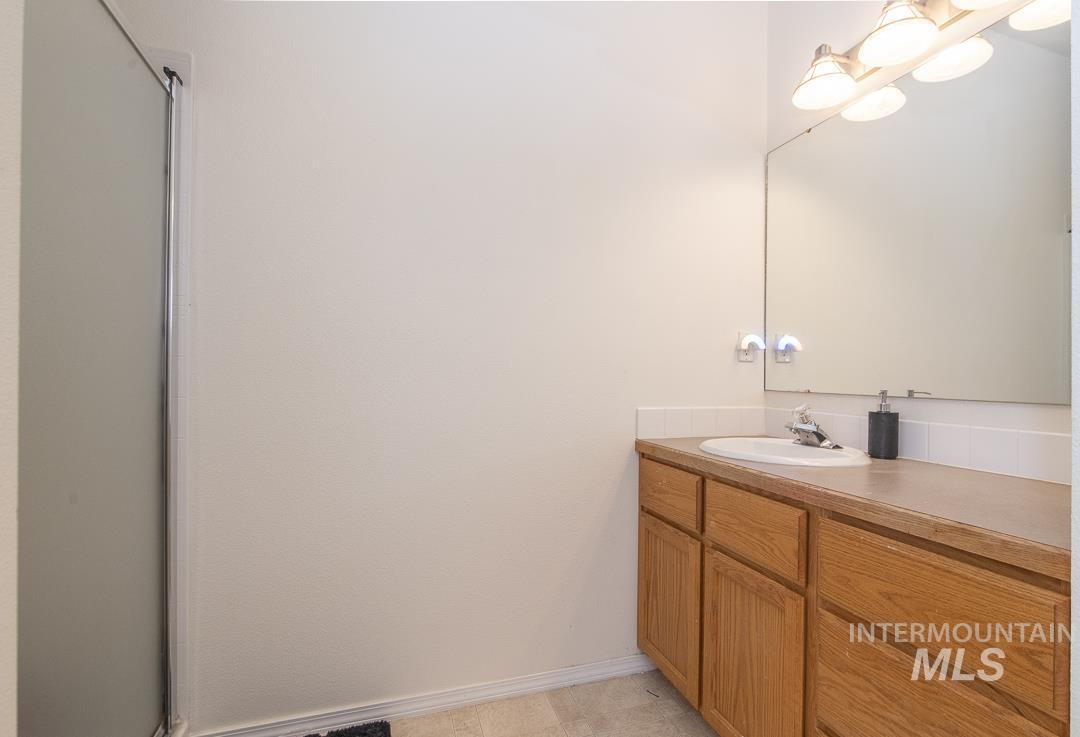 912 S Diamond St., Nampa, Idaho 83686, 2 Bedrooms, 2 Bathrooms, Residential Income For Sale, Price $299,900,MLS 98985625