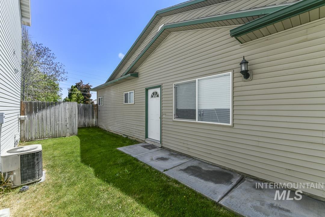 912 S Diamond St., Nampa, Idaho 83686, 2 Bedrooms, 2 Bathrooms, Residential Income For Sale, Price $299,900,MLS 98985625