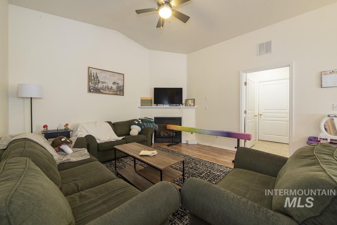 912 S Diamond St., Nampa, Idaho 83686, 2 Bedrooms, 2 Bathrooms, Residential Income For Sale, Price $299,900,MLS 98985625