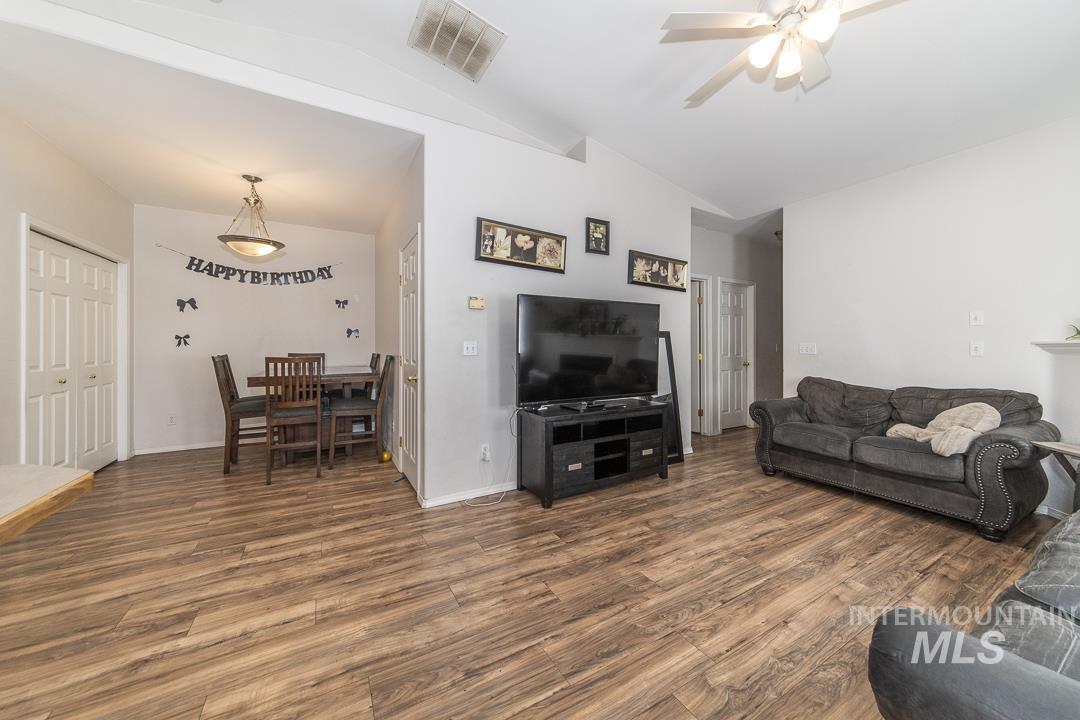 914 S Diamond St., Nampa, Idaho 83686, 3 Bedrooms, 2 Bathrooms, Residential Income For Sale, Price $299,900,MLS 98985628
