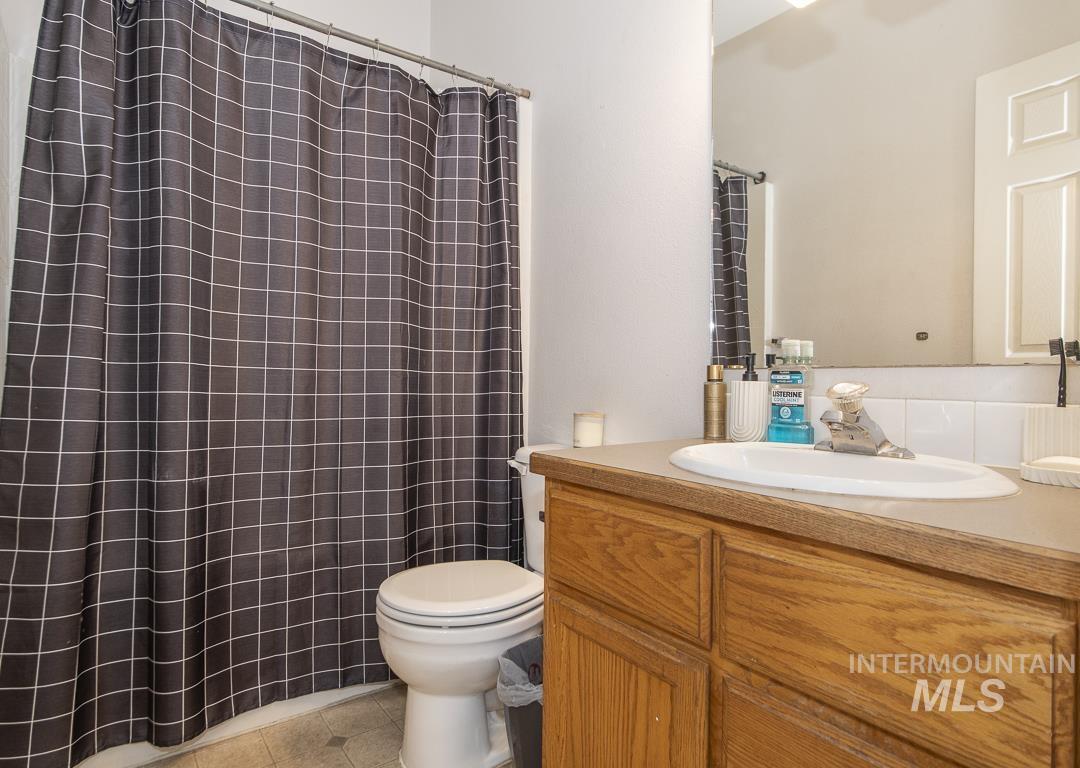914 S Diamond St., Nampa, Idaho 83686, 3 Bedrooms, 2 Bathrooms, Residential Income For Sale, Price $299,900,MLS 98985628