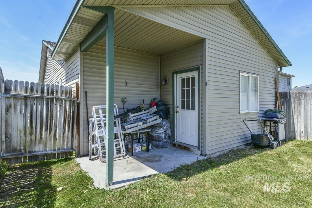 914 S Diamond St., Nampa, Idaho 83686, 3 Bedrooms, 2 Bathrooms, Residential Income For Sale, Price $299,900,MLS 98985628