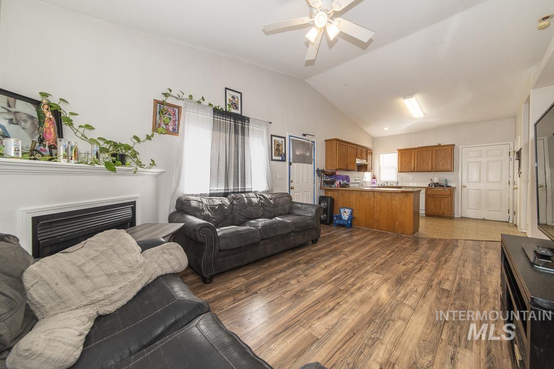 914 S Diamond St., Nampa, Idaho 83686, 3 Bedrooms, 2 Bathrooms, Residential Income For Sale, Price $299,900,MLS 98985628