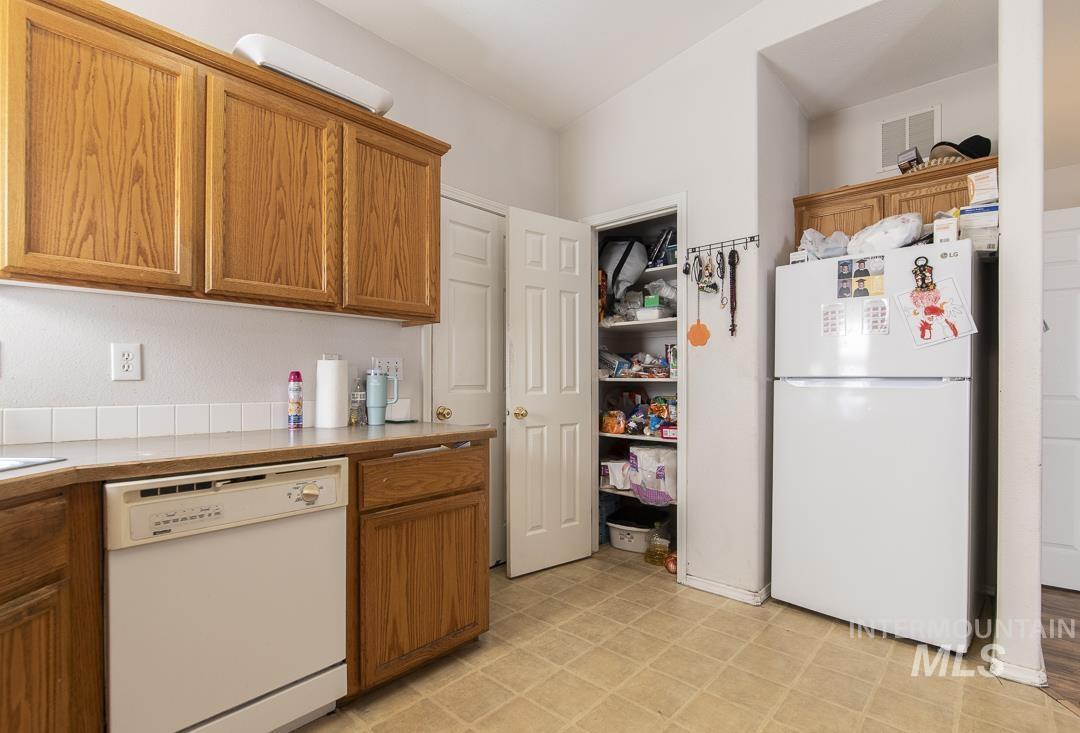 914 S Diamond St., Nampa, Idaho 83686, 3 Bedrooms, 2 Bathrooms, Residential Income For Sale, Price $299,900,MLS 98985628