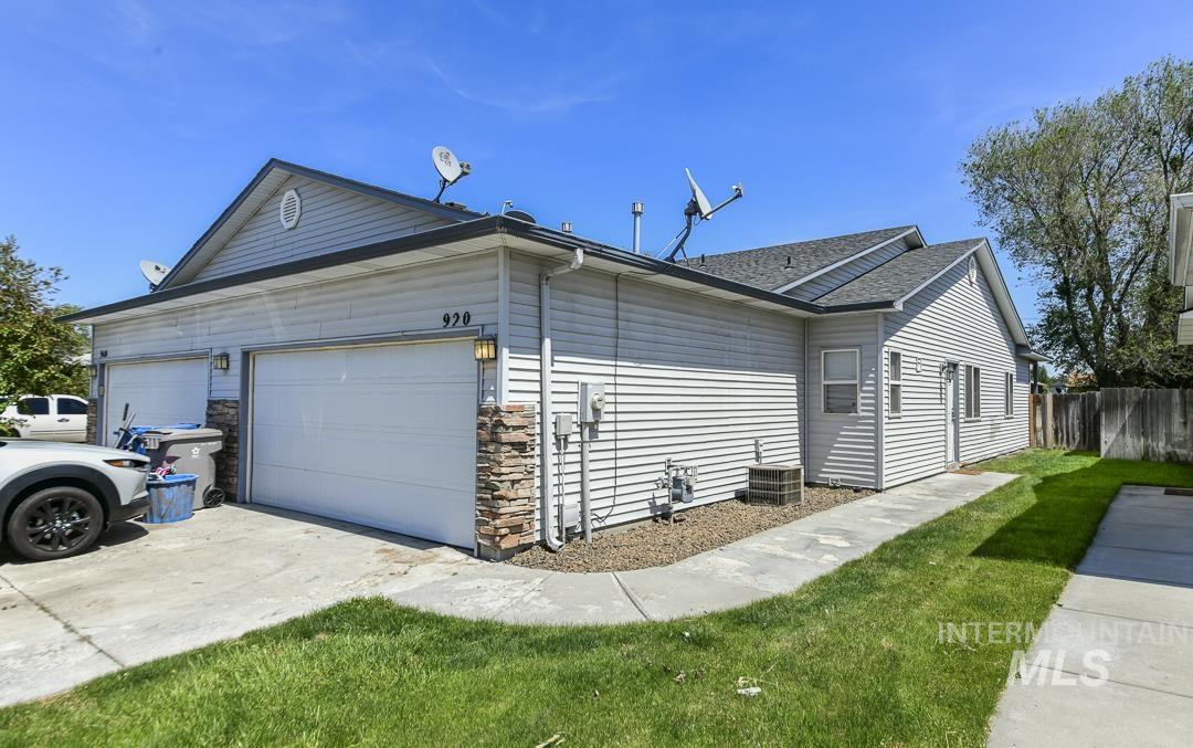 920 S Diamond St., Nampa, Idaho 83686, 3 Bedrooms, 2 Bathrooms, Residential Income For Sale, Price $299,900,MLS 98985636