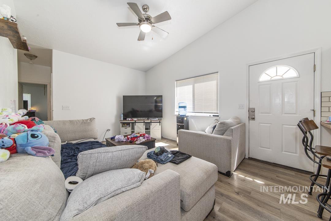 920 S Diamond St., Nampa, Idaho 83686, 3 Bedrooms, 2 Bathrooms, Residential Income For Sale, Price $299,900,MLS 98985636