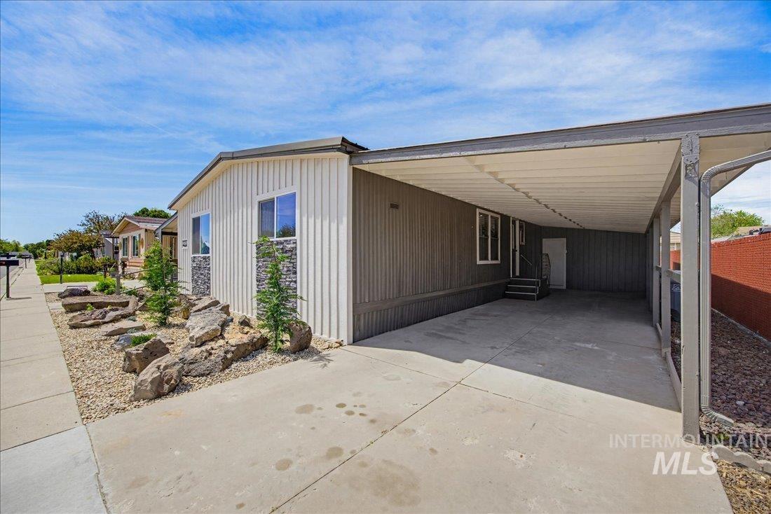 2737 N Carissa Ln, Boise, Idaho 83704, 3 Bedrooms, 2 Bathrooms, Residential For Sale, Price $179,000,MLS 98985637