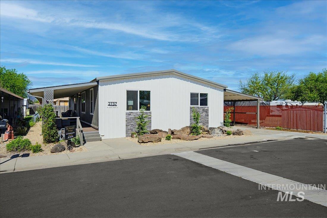 2737 N Carissa Ln, Boise, Idaho 83704, 3 Bedrooms, 2 Bathrooms, Residential For Sale, Price $179,000,MLS 98985637