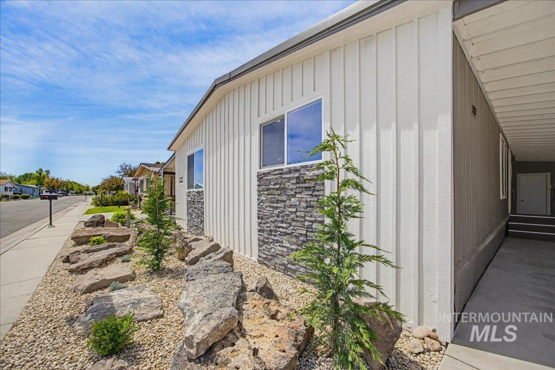 2737 N Carissa Ln, Boise, Idaho 83704, 3 Bedrooms, 2 Bathrooms, Residential For Sale, Price $179,000,MLS 98985637