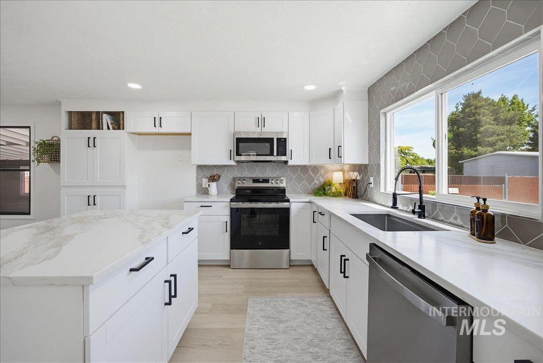 2737 N Carissa Ln, Boise, Idaho 83704, 3 Bedrooms, 2 Bathrooms, Residential For Sale, Price $179,000,MLS 98985637