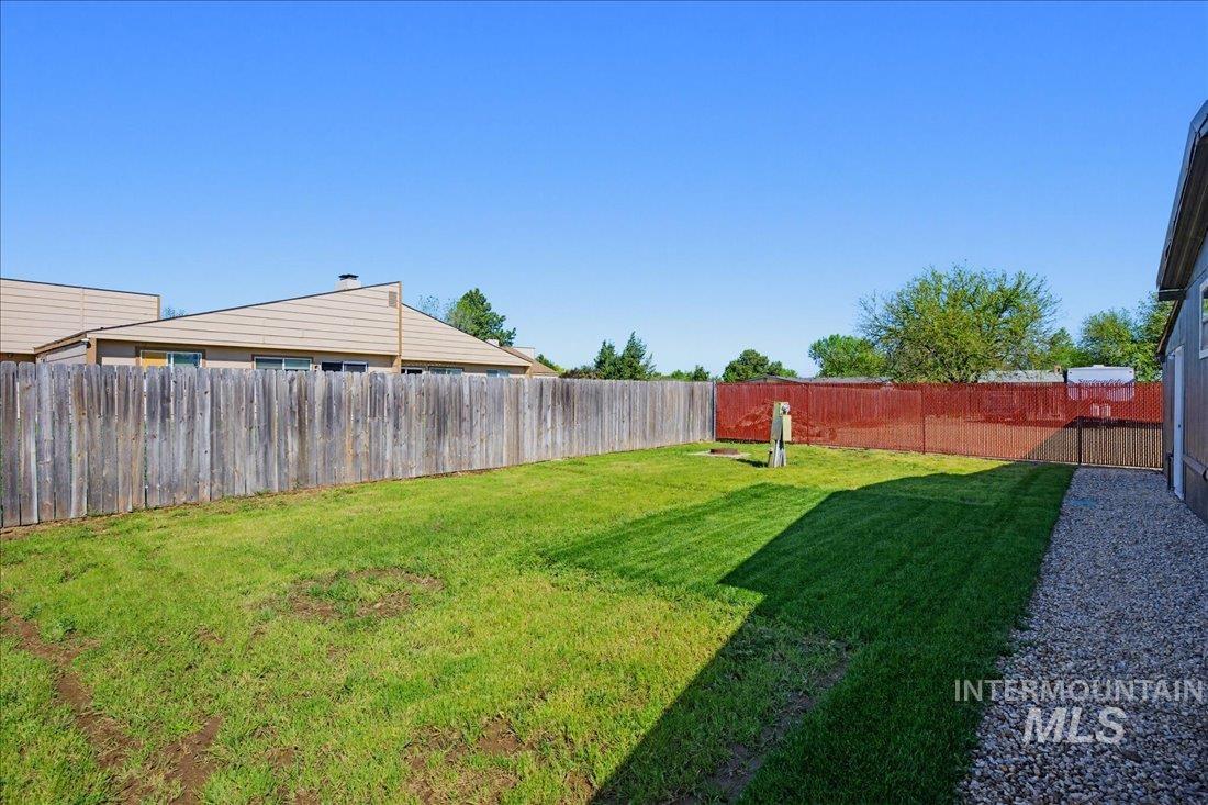 2737 N Carissa Ln, Boise, Idaho 83704, 3 Bedrooms, 2 Bathrooms, Residential For Sale, Price $179,000,MLS 98985637