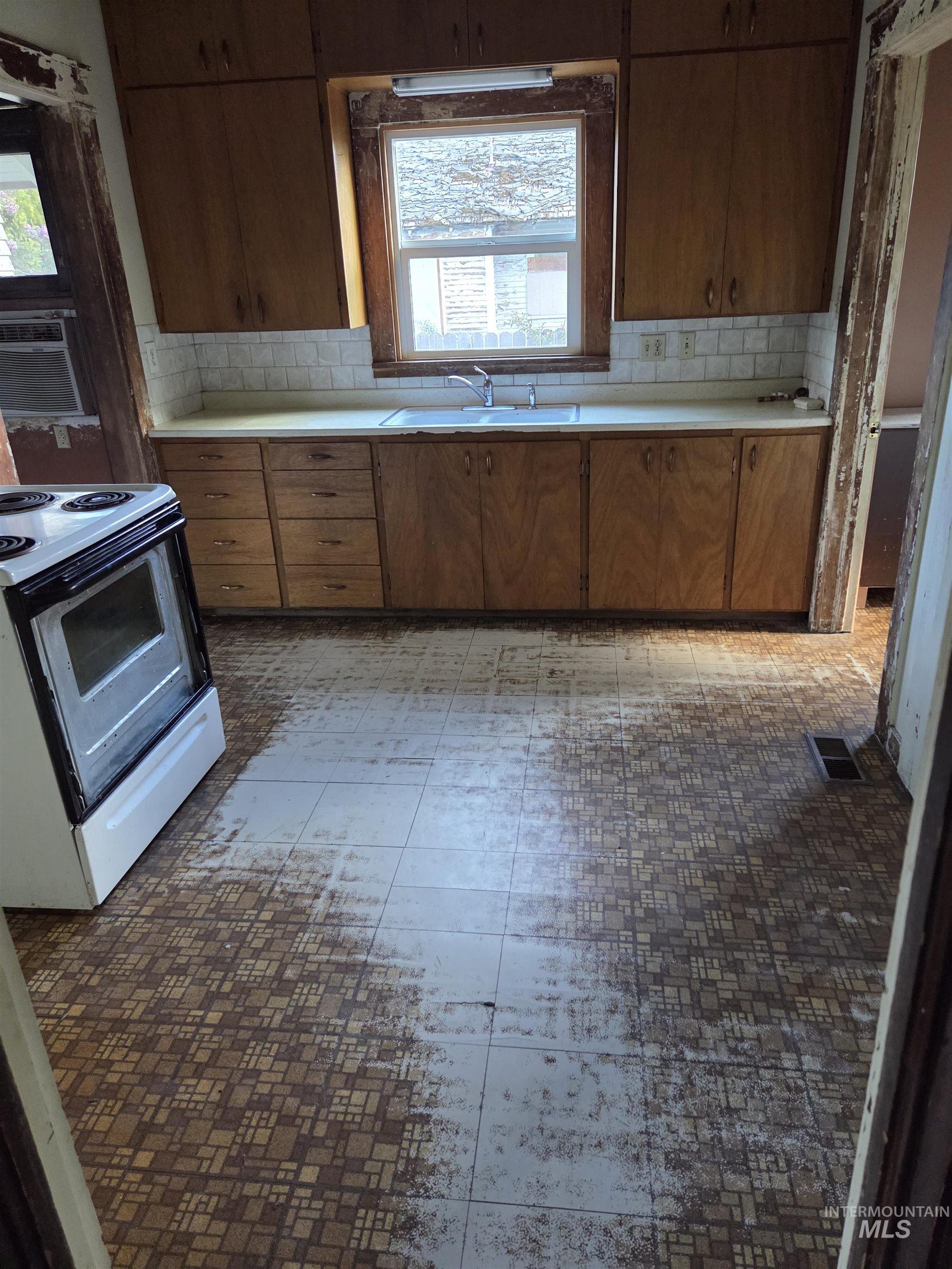 1059 State St, Weiser, Idaho 83672, 2 Bedrooms, 1 Bathroom, Residential For Sale, Price $200,000,MLS 98985646