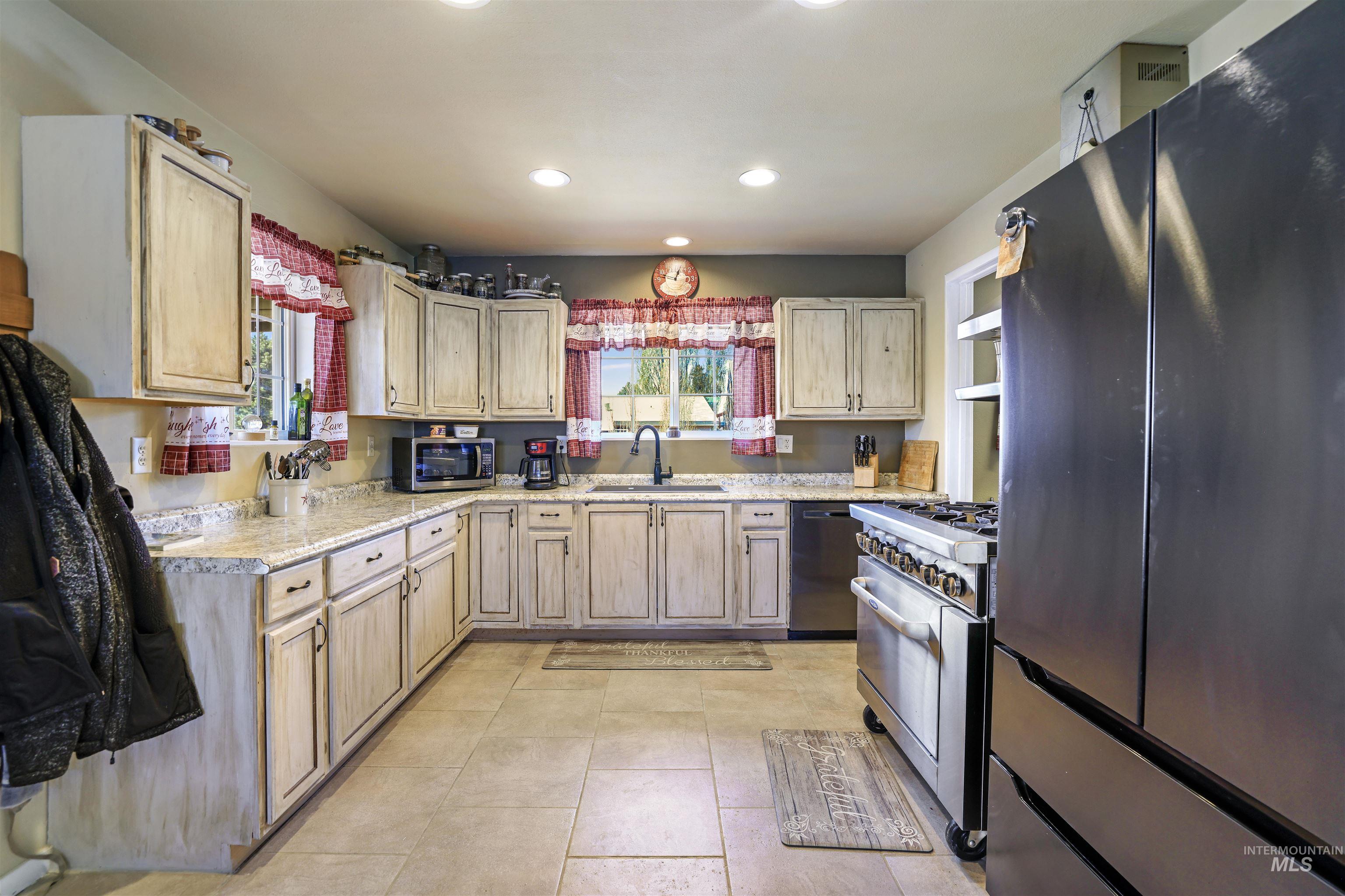 70 E Prairie Road, Prairie, Idaho 83647, 2 Bedrooms, 1 Bathroom, Residential For Sale, Price $276,000, 98985647