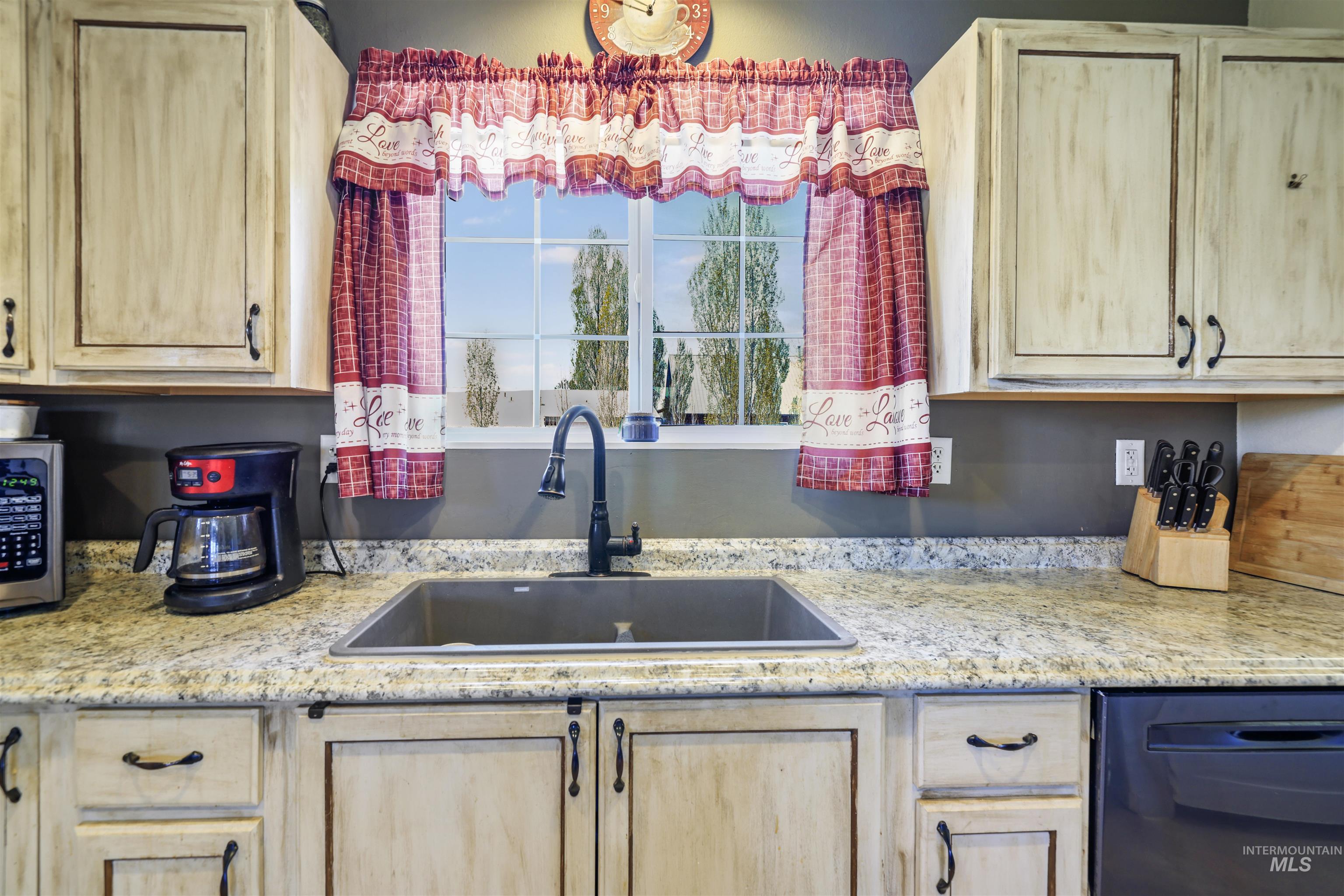 70 E Prairie Road, Prairie, Idaho 83647, 2 Bedrooms, 1 Bathroom, Residential For Sale, Price $276,000, 98985647