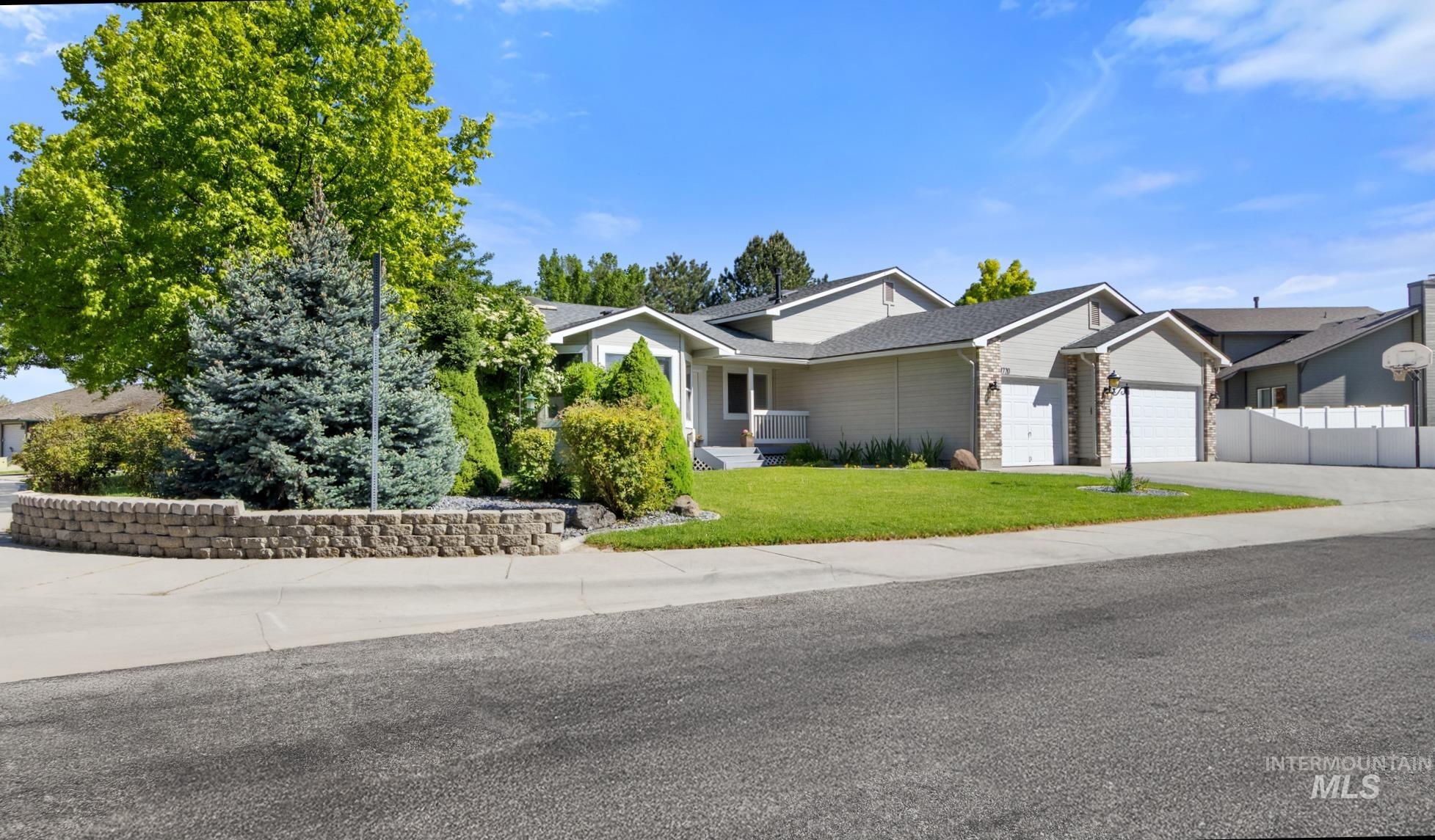 1720 N Aronmink, Meridian, Idaho 83646, 5 Bedrooms, 3 Bathrooms, Residential For Sale, Price $619,900,MLS 98985658