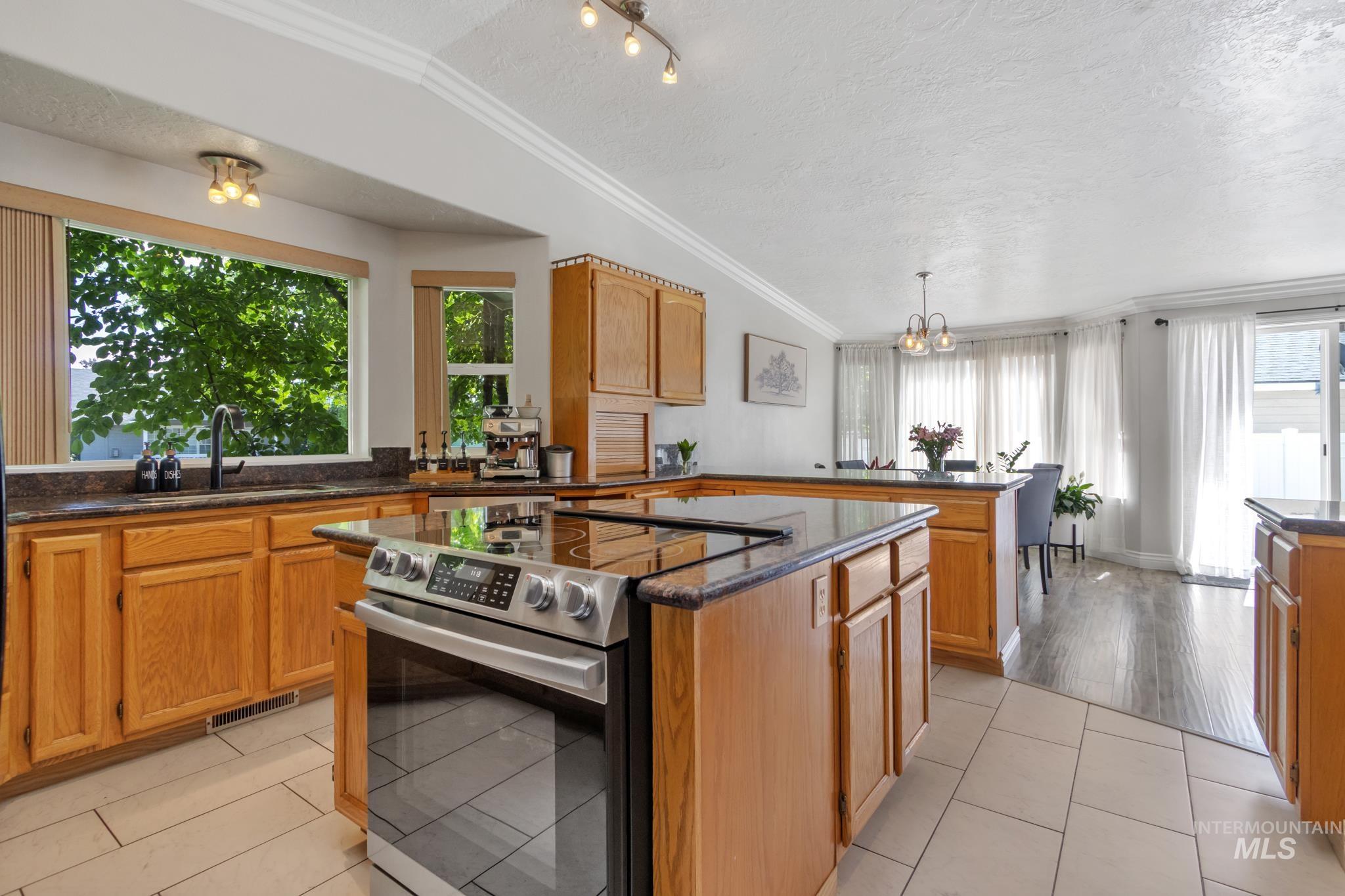 1720 N Aronmink, Meridian, Idaho 83646, 5 Bedrooms, 3 Bathrooms, Residential For Sale, Price $619,900,MLS 98985658