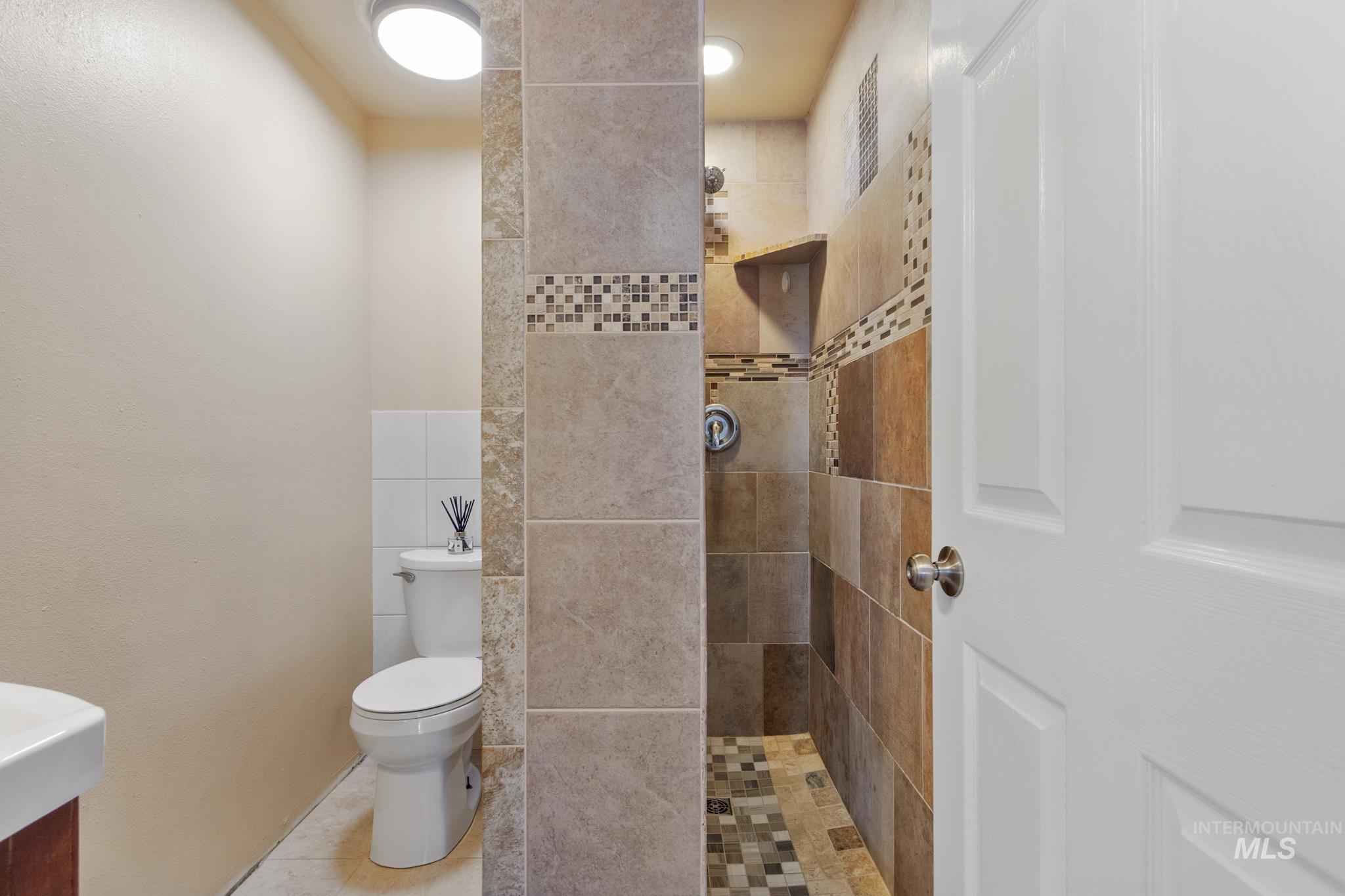 1720 N Aronmink, Meridian, Idaho 83646, 5 Bedrooms, 3 Bathrooms, Residential For Sale, Price $619,900,MLS 98985658