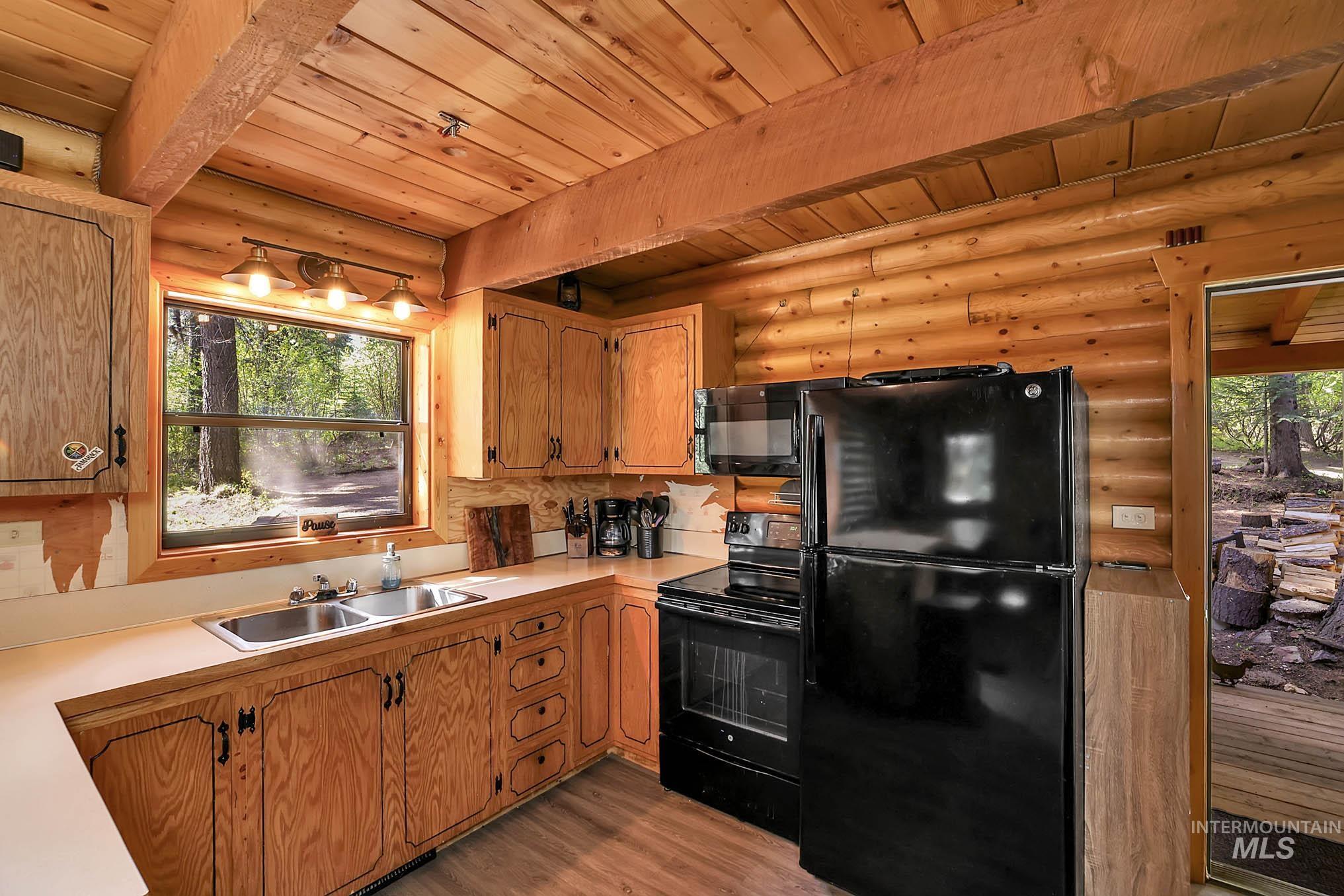 1221 Fox Rd., Cascade, Idaho 83611, 2 Bedrooms, 1 Bathroom, Residential For Sale, Price $399,900,MLS 98985660