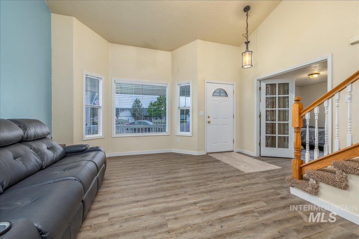 413 Summer Ct, Nampa, Idaho 83686, 4 Bedrooms, 2.5 Bathrooms, Residential For Sale, Price $415,000,MLS 98985662