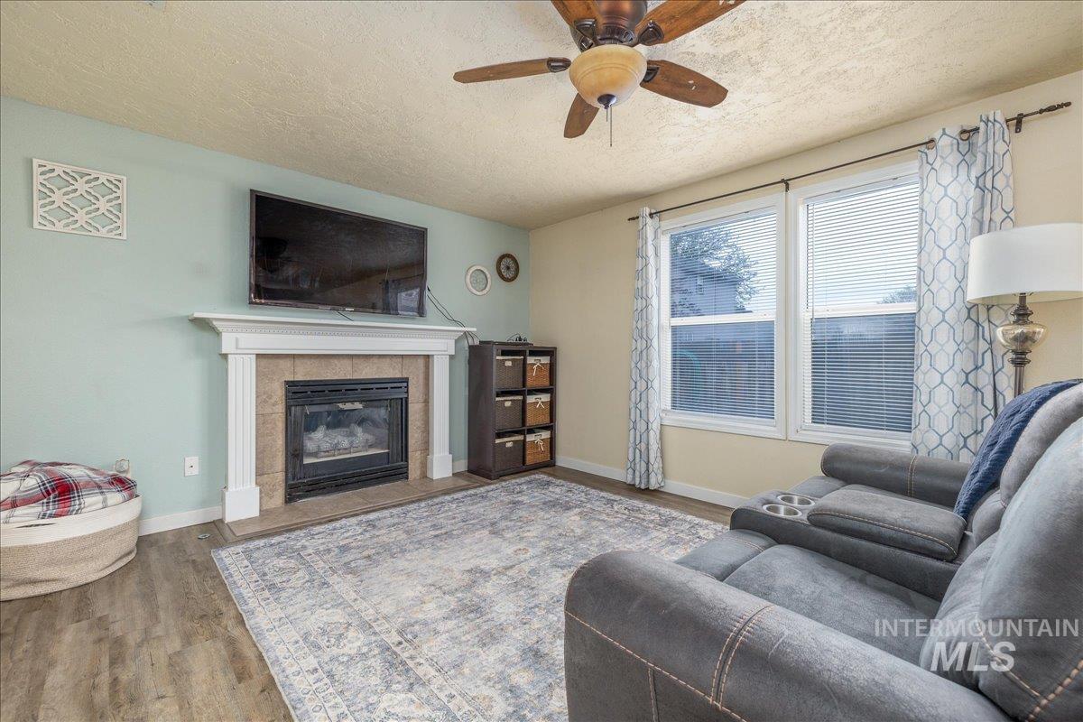 413 Summer Ct, Nampa, Idaho 83686, 4 Bedrooms, 2.5 Bathrooms, Residential For Sale, Price $415,000,MLS 98985662