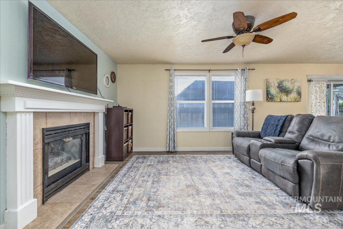 413 Summer Ct, Nampa, Idaho 83686, 4 Bedrooms, 2.5 Bathrooms, Residential For Sale, Price $415,000,MLS 98985662