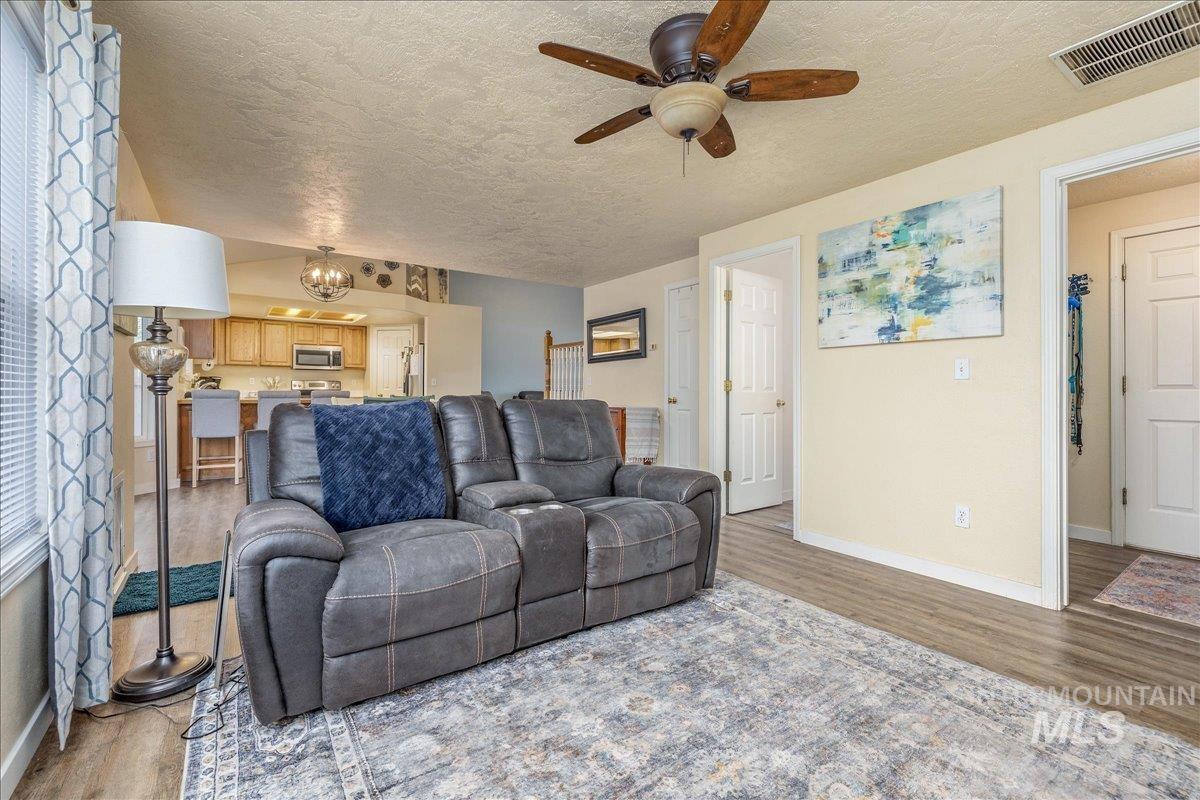 413 Summer Ct, Nampa, Idaho 83686, 4 Bedrooms, 2.5 Bathrooms, Residential For Sale, Price $415,000,MLS 98985662