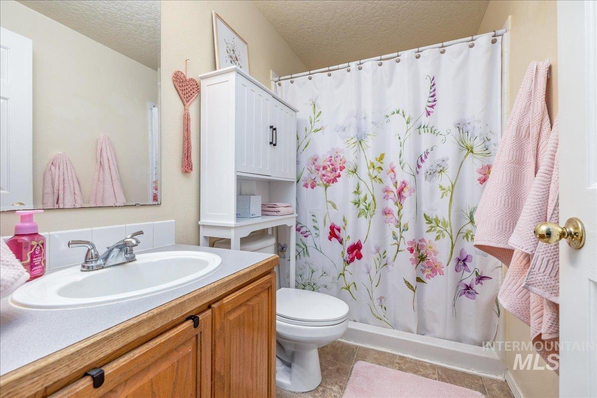 413 Summer Ct, Nampa, Idaho 83686, 4 Bedrooms, 2.5 Bathrooms, Residential For Sale, Price $415,000,MLS 98985662