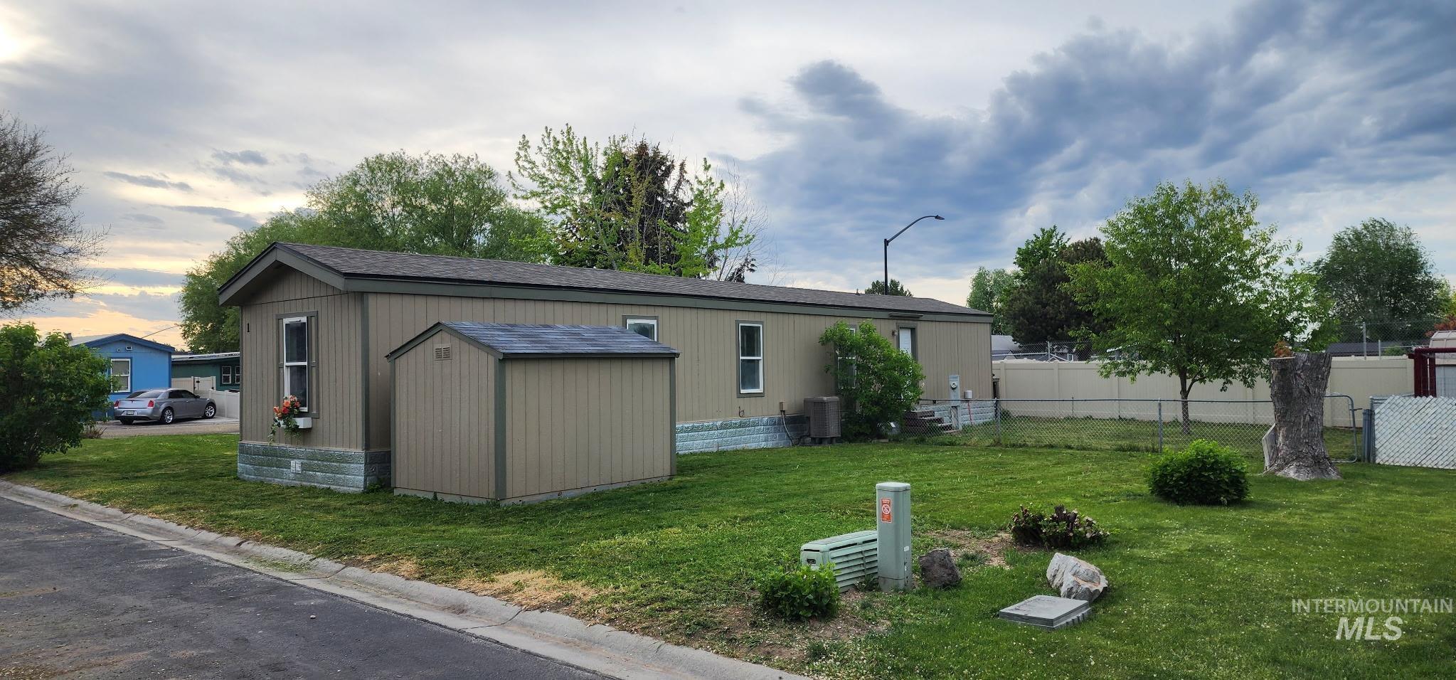 5016 E. Ustick, Caldwell, Idaho 83605, 3 Bedrooms, 1 Bathroom, Residential For Sale, Price $94,900,MLS 98985666