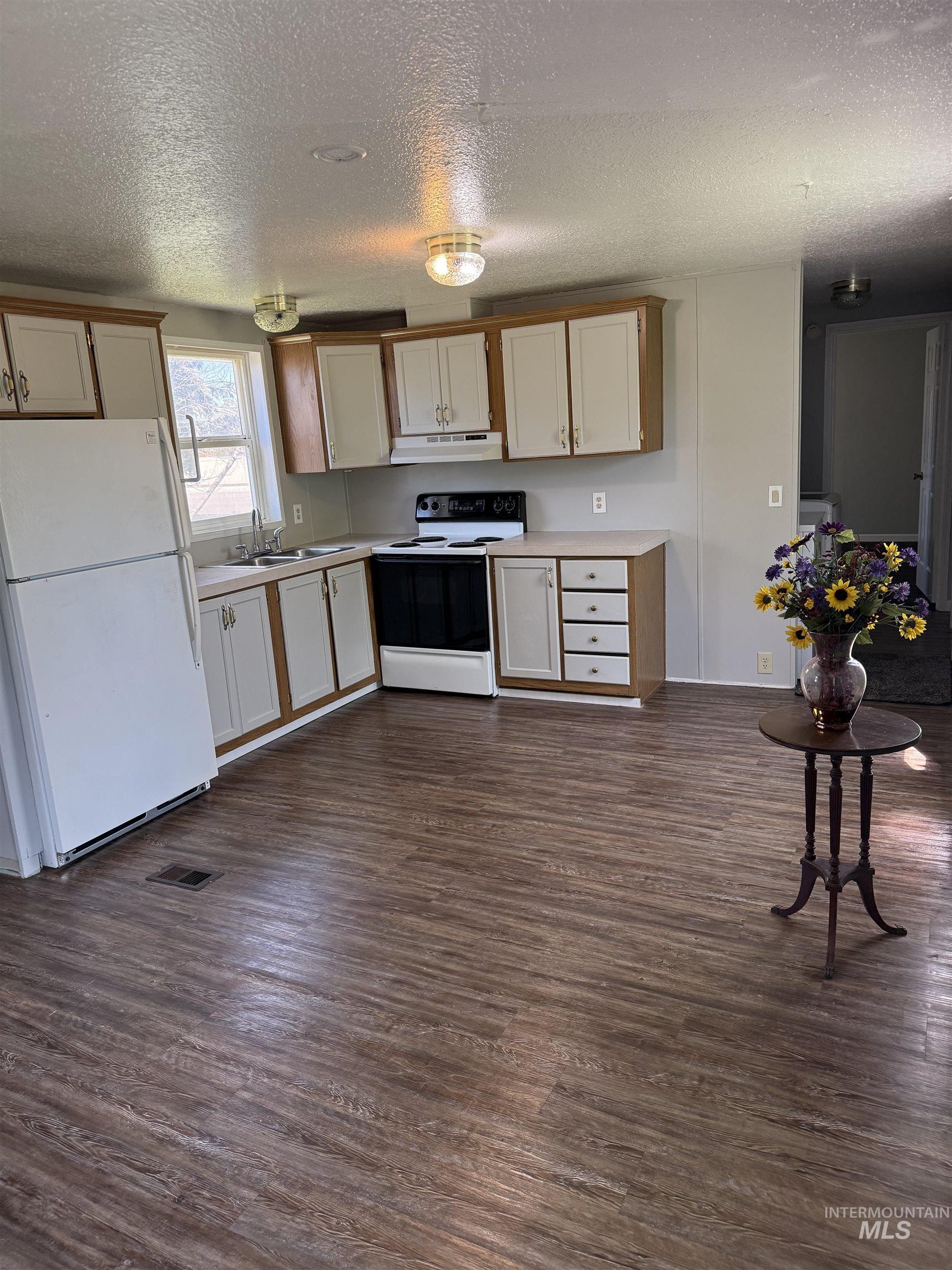 5016 E. Ustick, Caldwell, Idaho 83605, 3 Bedrooms, 1 Bathroom, Residential For Sale, Price $94,900,MLS 98985666