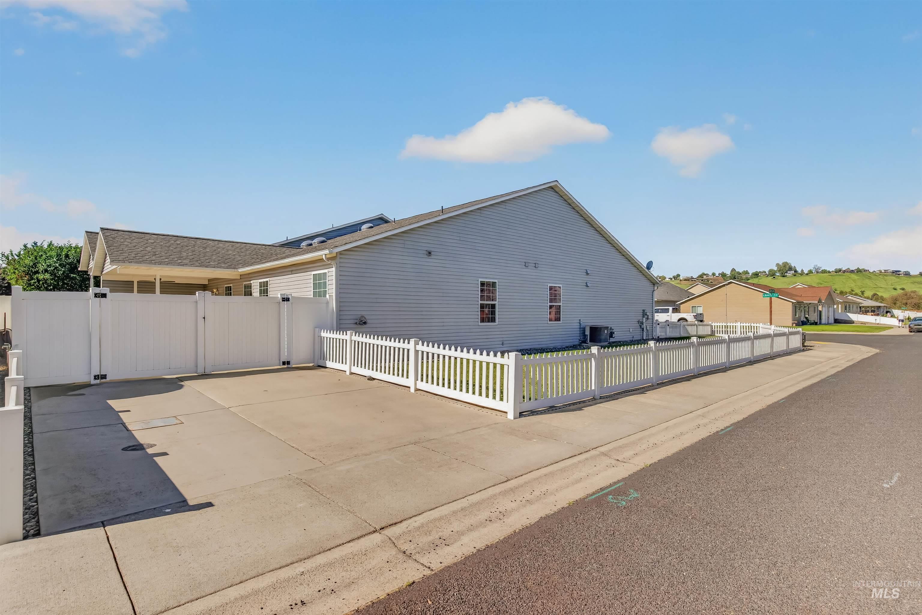 1101 Liberty Circle, Clarkston, Washington 99403, 3 Bedrooms, 2 Bathrooms, Residential For Sale, Price $389,500,MLS 98985668