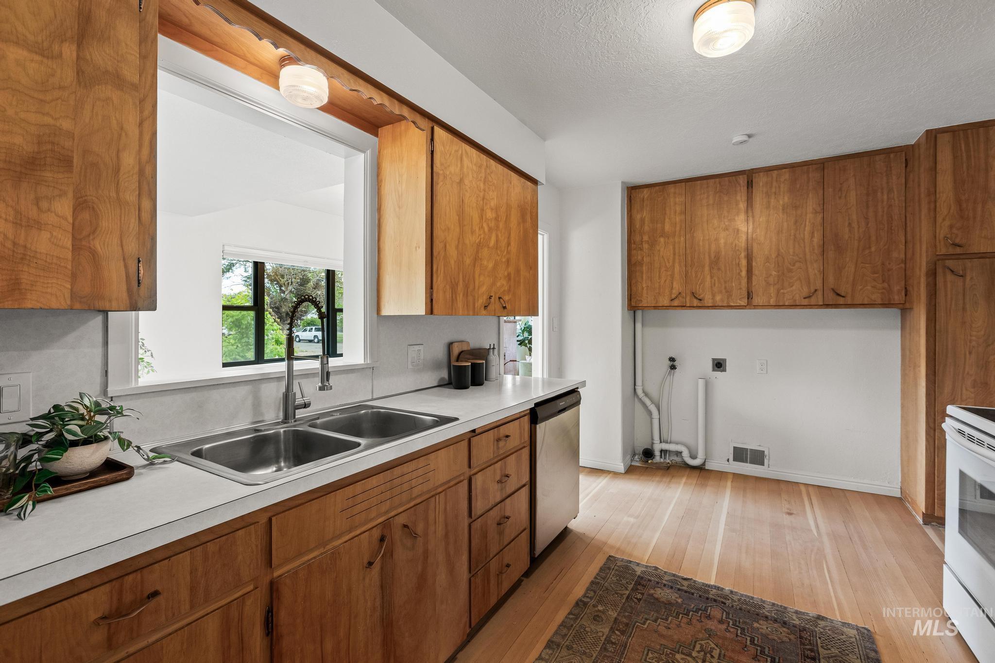 2521 W Bannock St, Boise, Idaho 83702, 3 Bedrooms, 2 Bathrooms, Residential For Sale, Price $750,000,MLS 98985669
