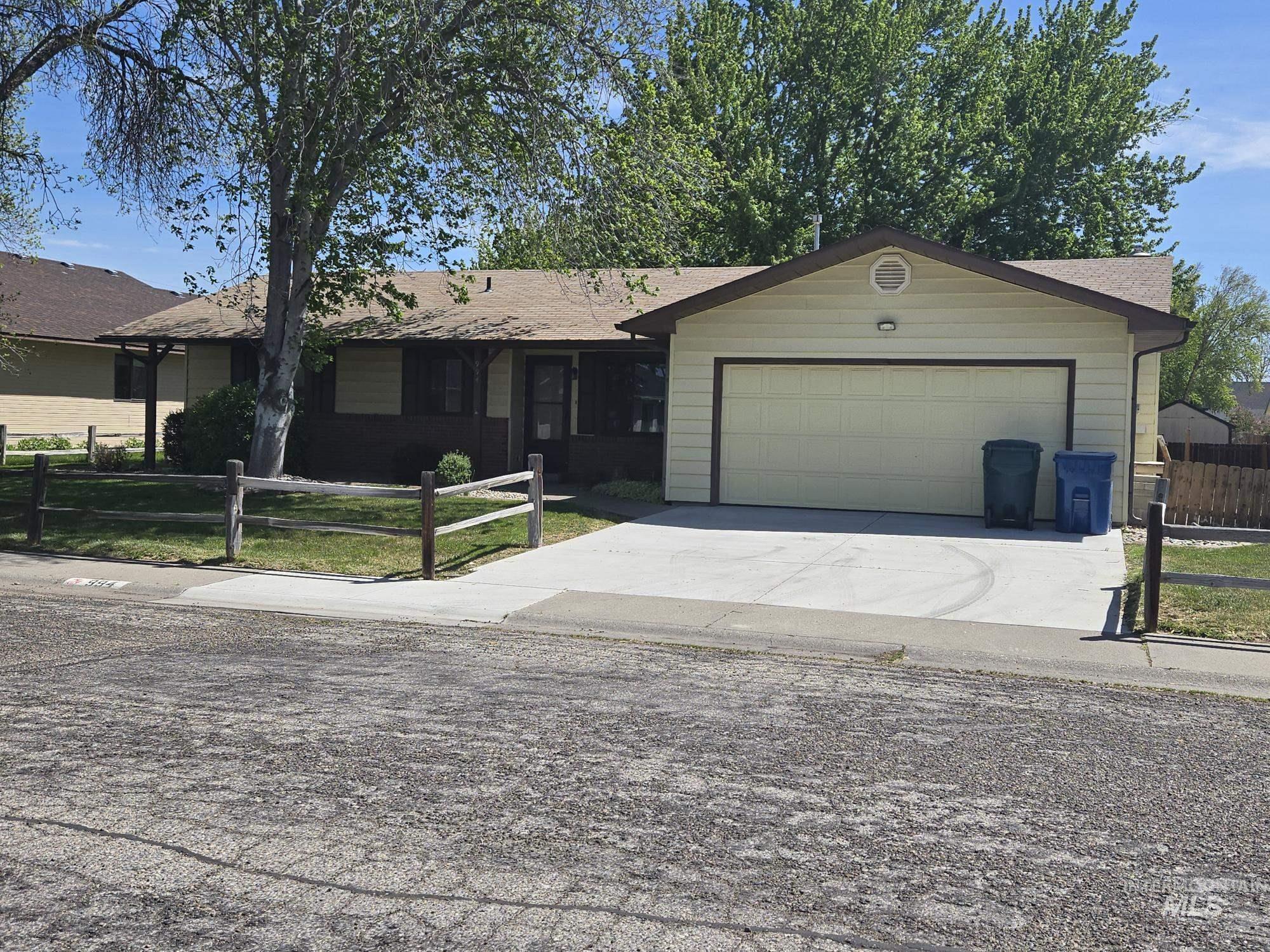 994 N 13th E, Mountain Home, Idaho 83647, 3 Bedrooms, 2 Bathrooms, Residential For Sale, Price $330,000,MLS 98985670
